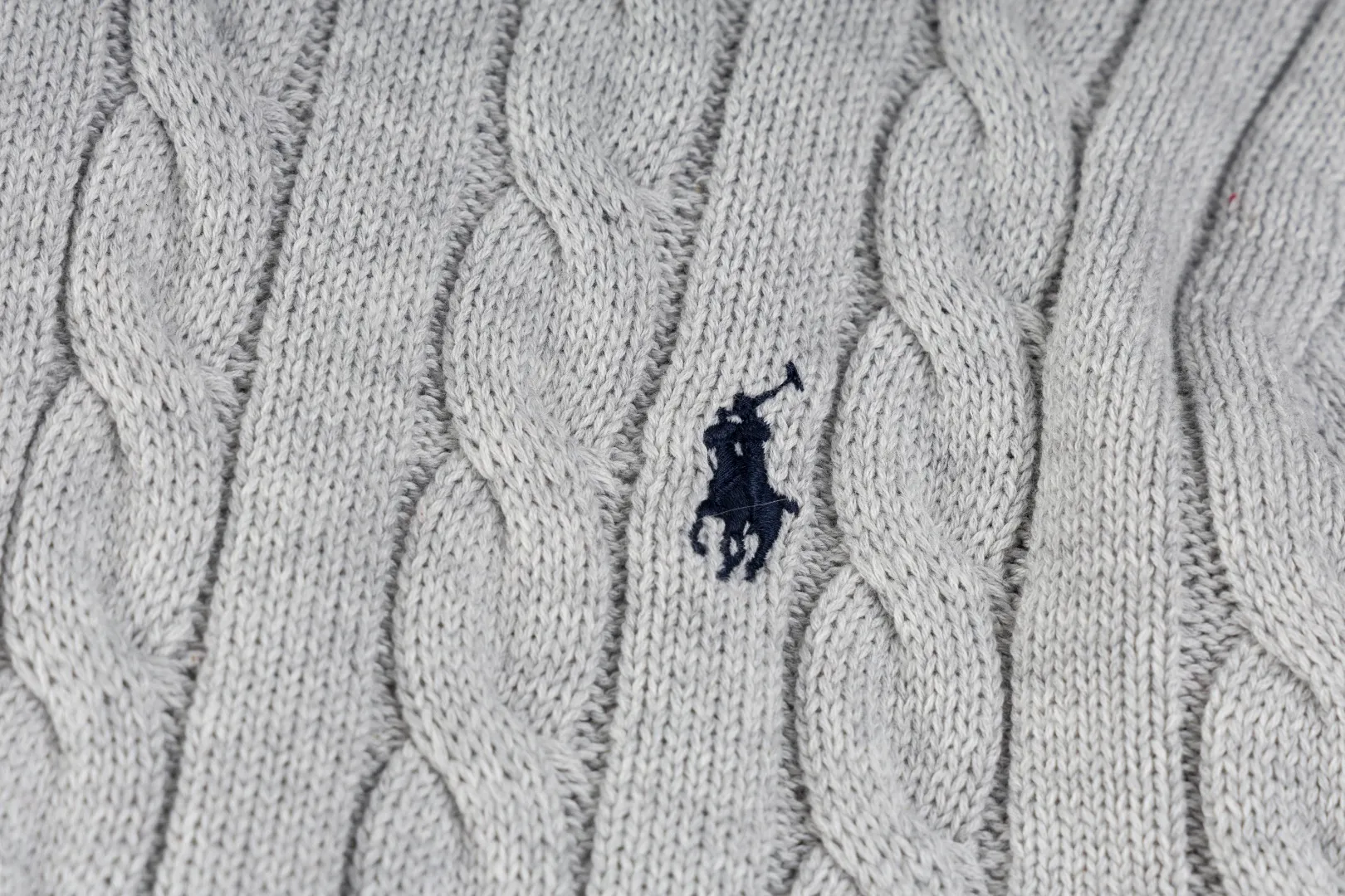 P236 #R92 RALPH LAUREN Ralph Lauren fifteen colors classic small label embroidery logo turtleneck pullover half-zip knitted cable sweater with high-density LOGO embroidery on the chest and original customized tag accessories. Made of pure cotton yarn, pure cotton is skin-friendly and comfortable, small label war horse embroidered twist turtleneck sweater 🐎 high quality, follow the blogger to learn how to wear it! Let’s buy a Ralph Lauren cable sweater. It’s a super hard-to-find series after it became popular. It’s hard to find one on the official website. It’s simple and practical to wear, with a lazy and loose feel. The thickened fabric has more texture, feels soft and delicate, and has a loose fit. Whether worn alone or layered, you can wear different styles of fashion with just one piece!   Size：XS S M L